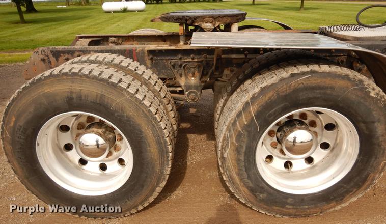 image for item DC8696 2002 Mack CH613 MaxiCruise semi truck