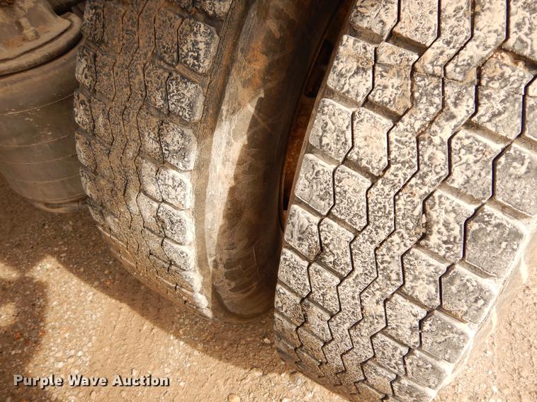 image for item DC8696 2002 Mack CH613 MaxiCruise semi truck