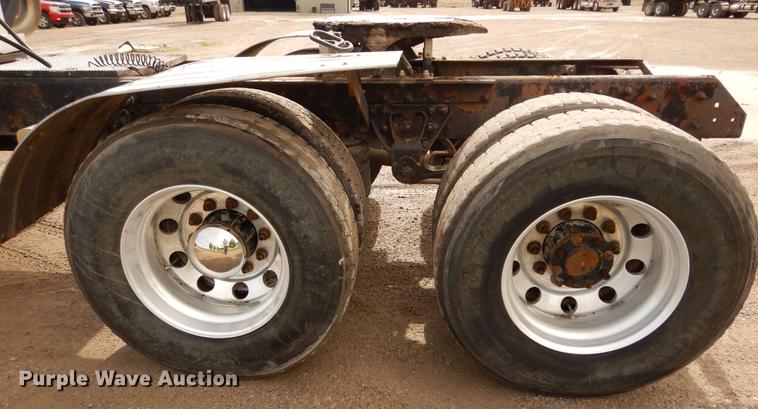 image for item DC8696 2002 Mack CH613 MaxiCruise semi truck