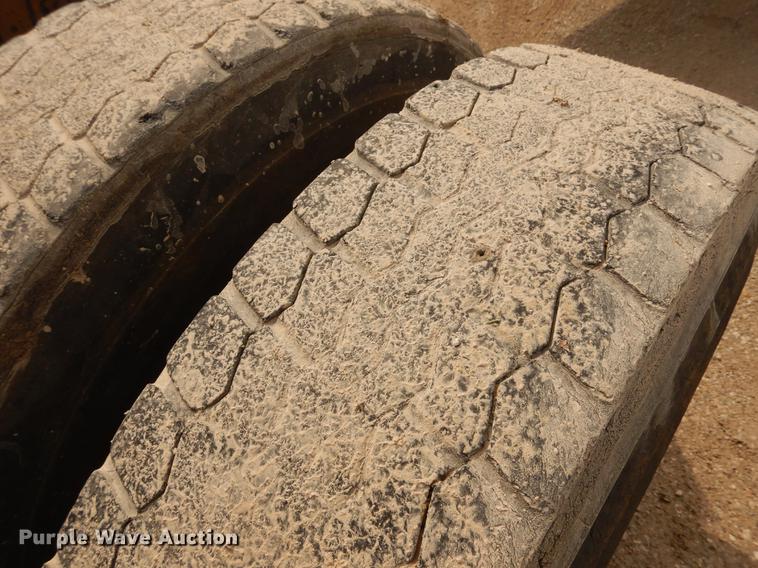 image for item DC8696 2002 Mack CH613 MaxiCruise semi truck