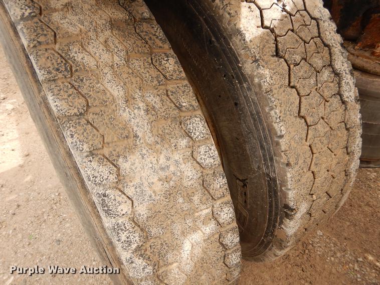 image for item DC8696 2002 Mack CH613 MaxiCruise semi truck