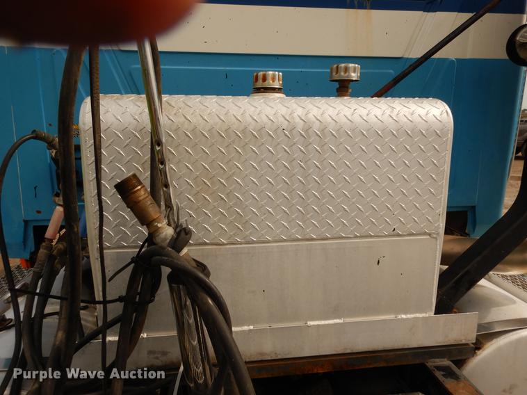 image for item DC8696 2002 Mack CH613 MaxiCruise semi truck