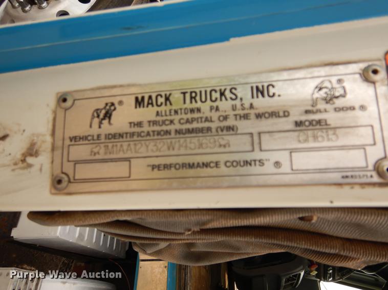 image for item DC8696 2002 Mack CH613 MaxiCruise semi truck
