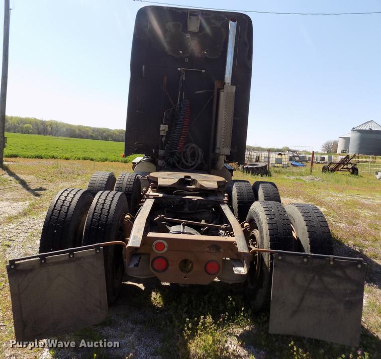 image for item DE1181 1997 Freightliner Century Class semi truck