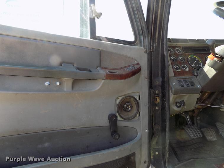 image for item DE1181 1997 Freightliner Century Class semi truck