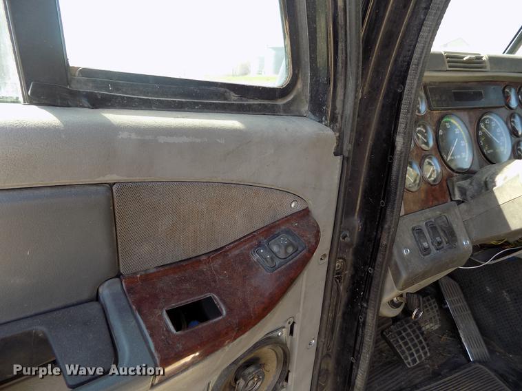 image for item DE1181 1997 Freightliner Century Class semi truck