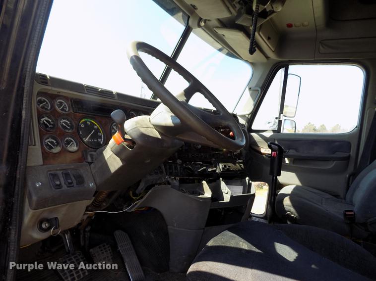 image for item DE1181 1997 Freightliner Century Class semi truck