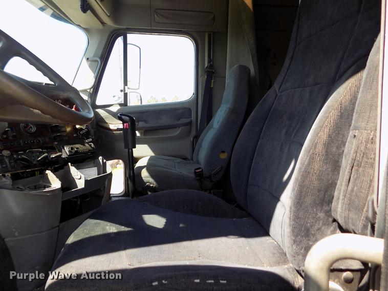 image for item DE1181 1997 Freightliner Century Class semi truck