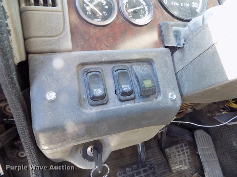 image for item DE1181 1997 Freightliner Century Class semi truck