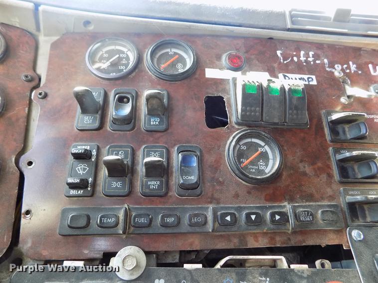 image for item DE1181 1997 Freightliner Century Class semi truck