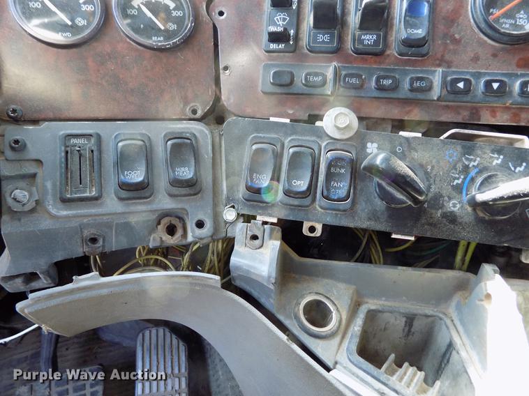 image for item DE1181 1997 Freightliner Century Class semi truck