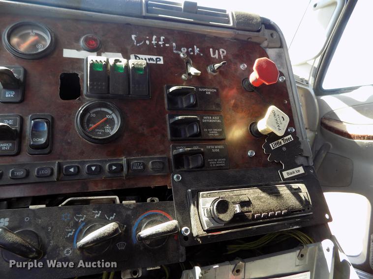 image for item DE1181 1997 Freightliner Century Class semi truck