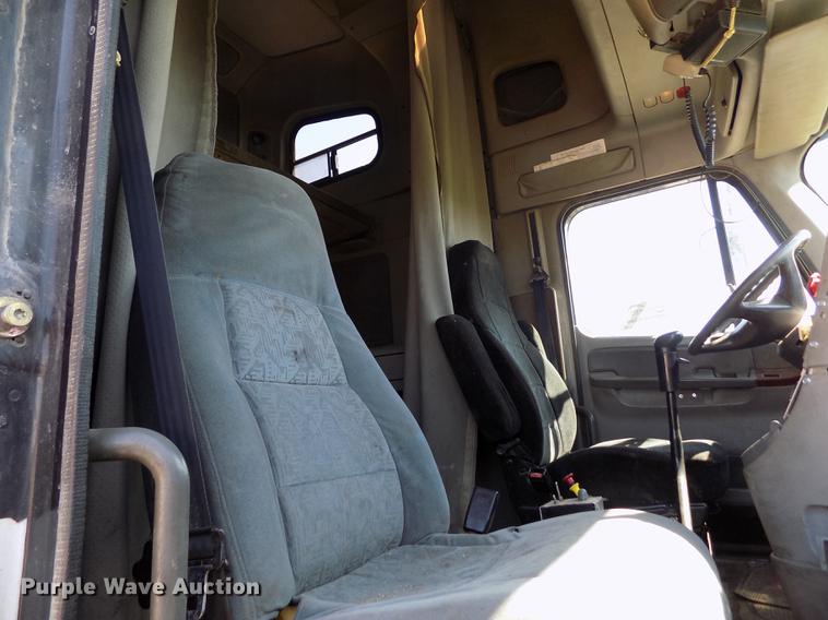 image for item DE1181 1997 Freightliner Century Class semi truck