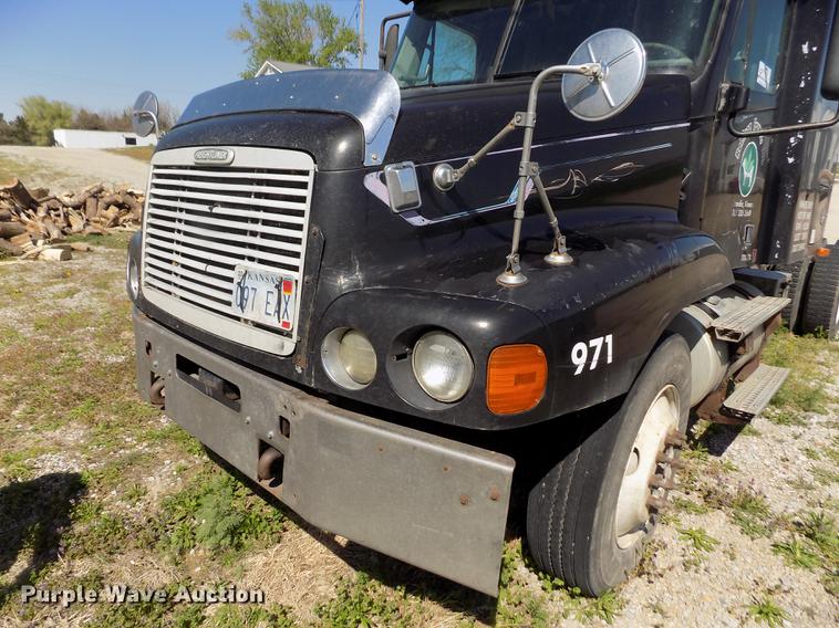 image for item DE1181 1997 Freightliner Century Class semi truck