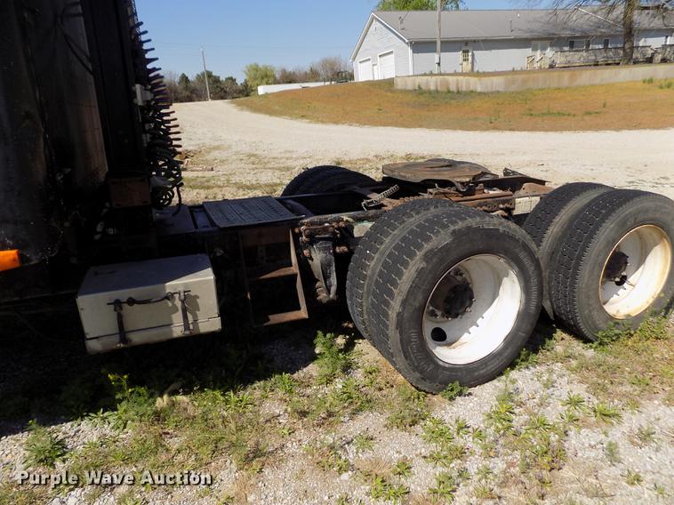 image for item DE1181 1997 Freightliner Century Class semi truck