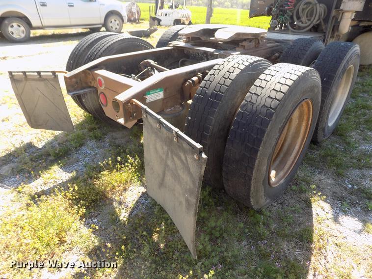 image for item DE1181 1997 Freightliner Century Class semi truck