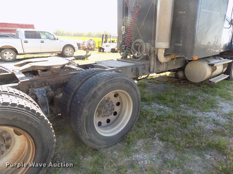 image for item DE1181 1997 Freightliner Century Class semi truck