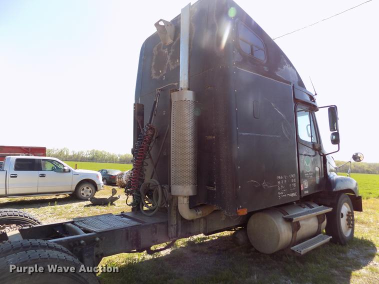 image for item DE1181 1997 Freightliner Century Class semi truck