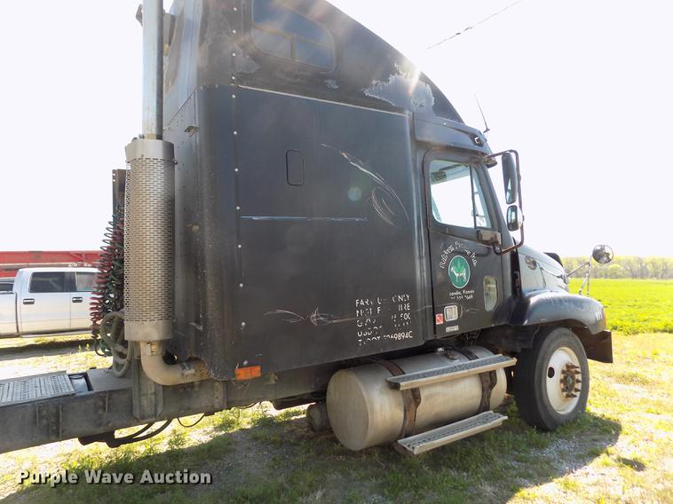 image for item DE1181 1997 Freightliner Century Class semi truck