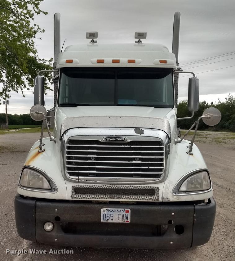 image for item DE1185 2008 Freightliner Columbia semi truck