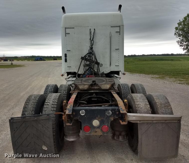 image for item DE1185 2008 Freightliner Columbia semi truck