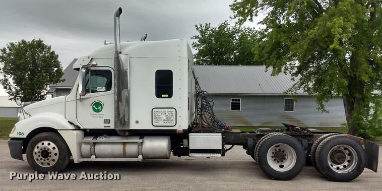 image for item DE1185 2008 Freightliner Columbia semi truck