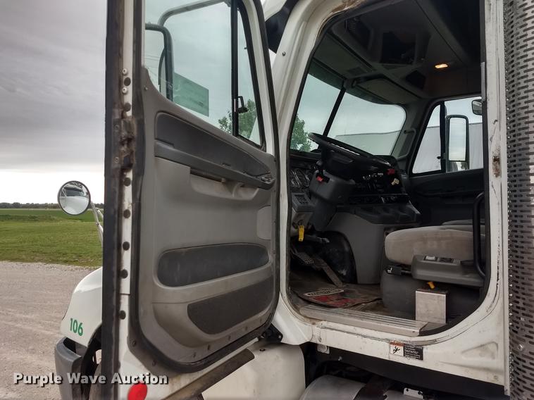 image for item DE1185 2008 Freightliner Columbia semi truck