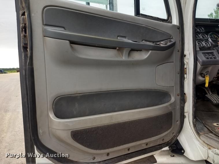 image for item DE1185 2008 Freightliner Columbia semi truck