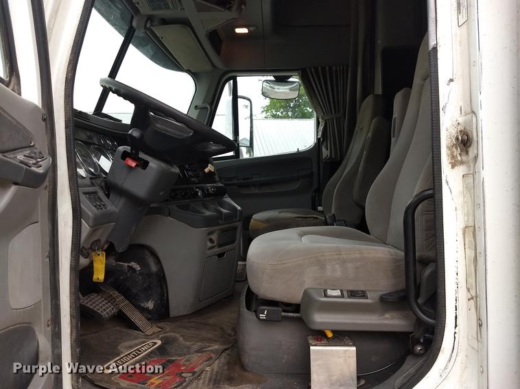 image for item DE1185 2008 Freightliner Columbia semi truck