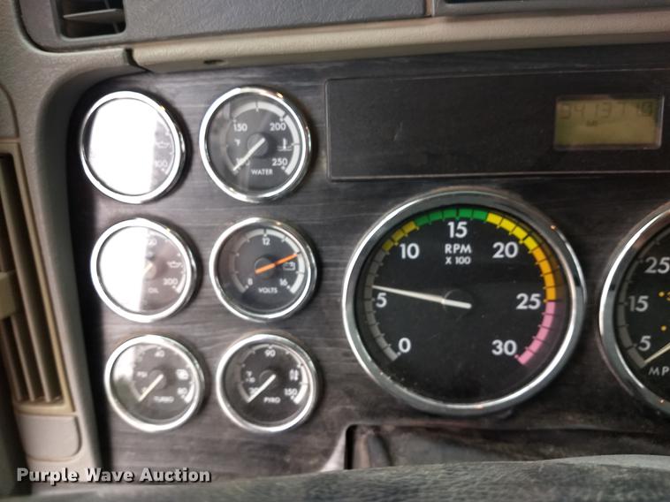 image for item DE1185 2008 Freightliner Columbia semi truck