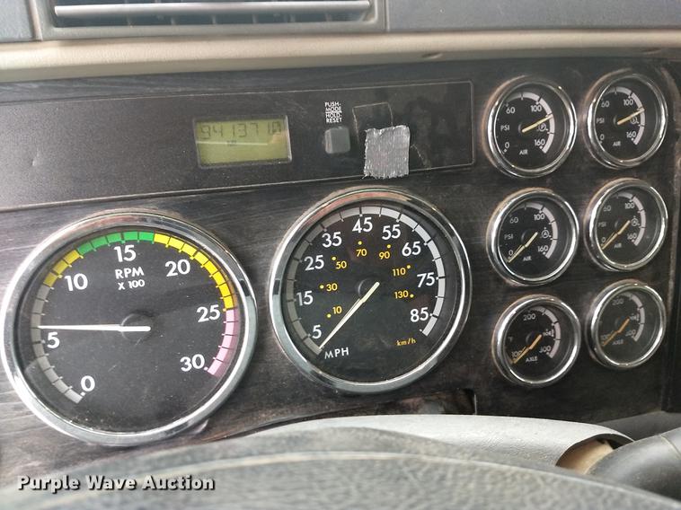 image for item DE1185 2008 Freightliner Columbia semi truck