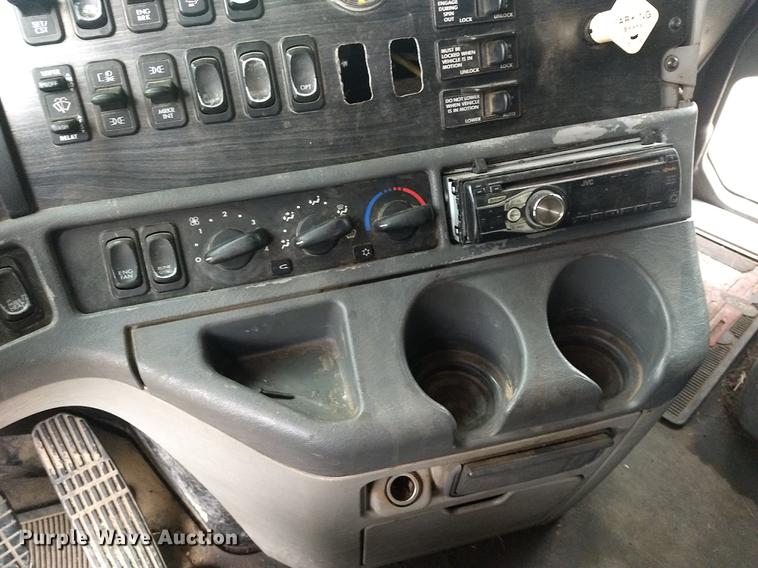 image for item DE1185 2008 Freightliner Columbia semi truck