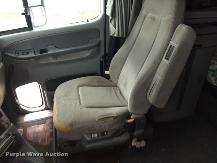 image for item DE1185 2008 Freightliner Columbia semi truck