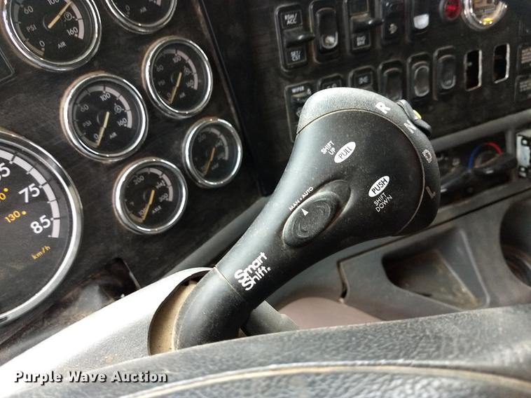 image for item DE1185 2008 Freightliner Columbia semi truck