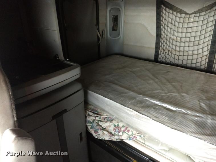 image for item DE1185 2008 Freightliner Columbia semi truck