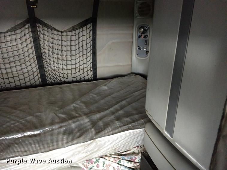 image for item DE1185 2008 Freightliner Columbia semi truck