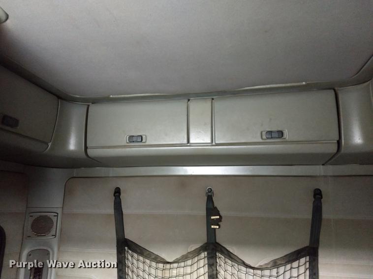 image for item DE1185 2008 Freightliner Columbia semi truck