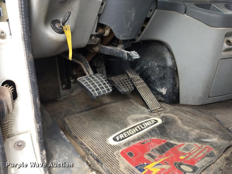image for item DE1185 2008 Freightliner Columbia semi truck