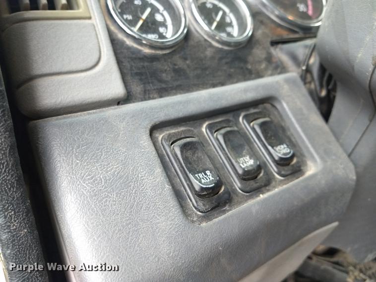 image for item DE1185 2008 Freightliner Columbia semi truck