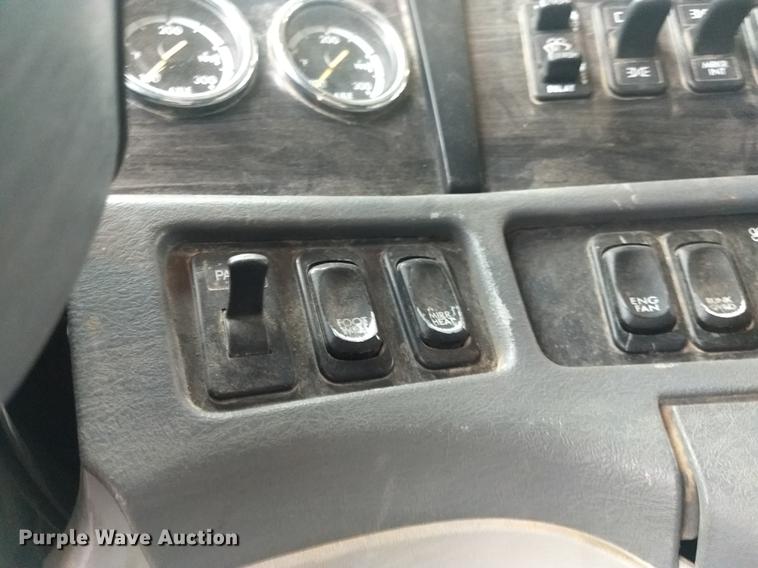 image for item DE1185 2008 Freightliner Columbia semi truck