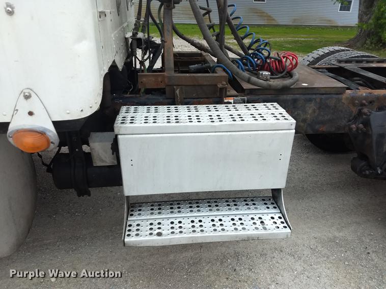 image for item DE1185 2008 Freightliner Columbia semi truck