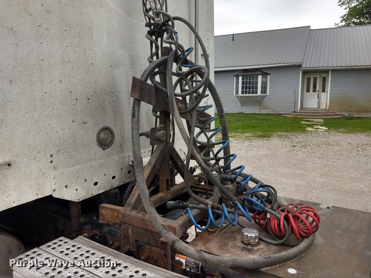 image for item DE1185 2008 Freightliner Columbia semi truck