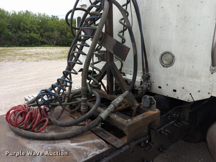 image for item DE1185 2008 Freightliner Columbia semi truck