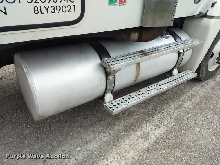 image for item DE1185 2008 Freightliner Columbia semi truck