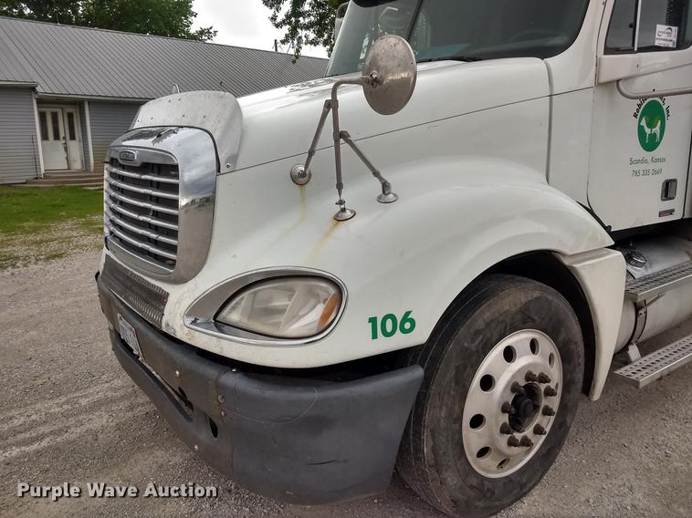 image for item DE1185 2008 Freightliner Columbia semi truck