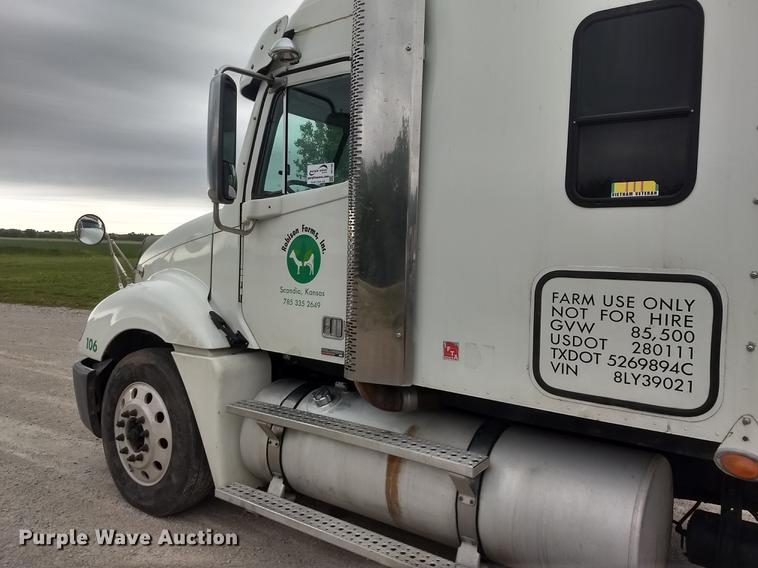 image for item DE1185 2008 Freightliner Columbia semi truck