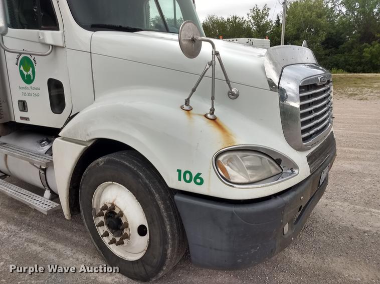image for item DE1185 2008 Freightliner Columbia semi truck