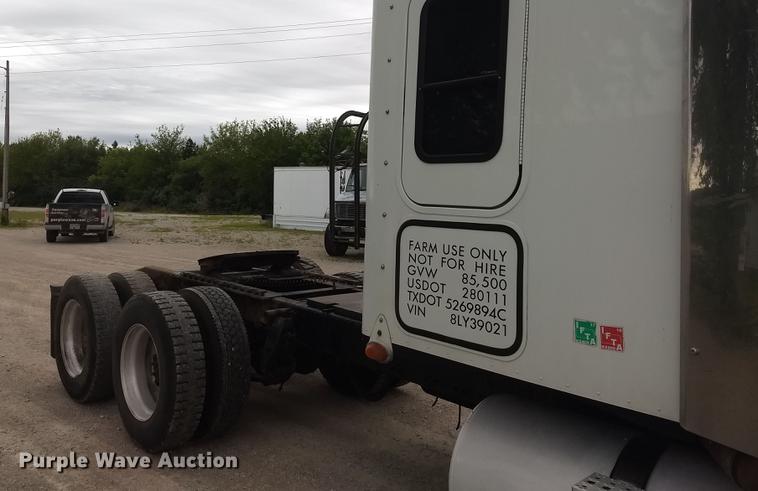 image for item DE1185 2008 Freightliner Columbia semi truck