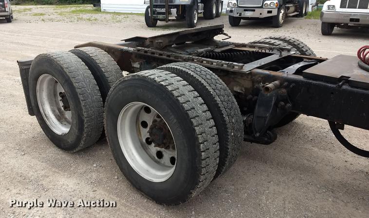 image for item DE1185 2008 Freightliner Columbia semi truck