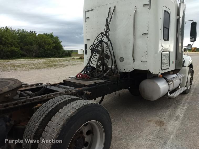 image for item DE1185 2008 Freightliner Columbia semi truck